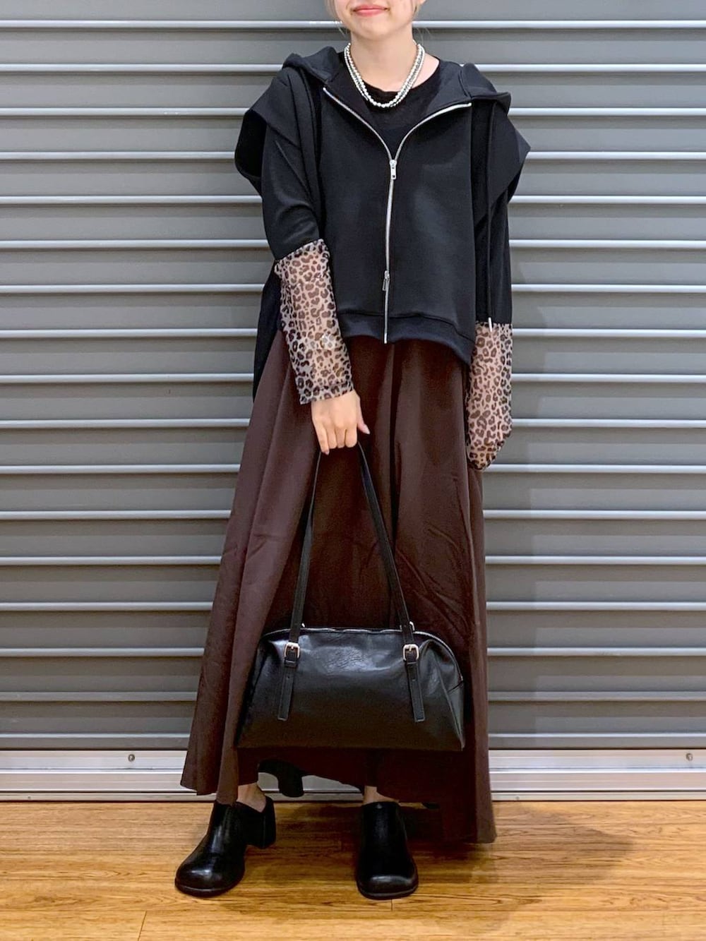 その他のTシャツ/カットソー、ブラック系のその他シューズ、ブラック系のベストを着用したレディースの秋コーディネートの4枚目の写真