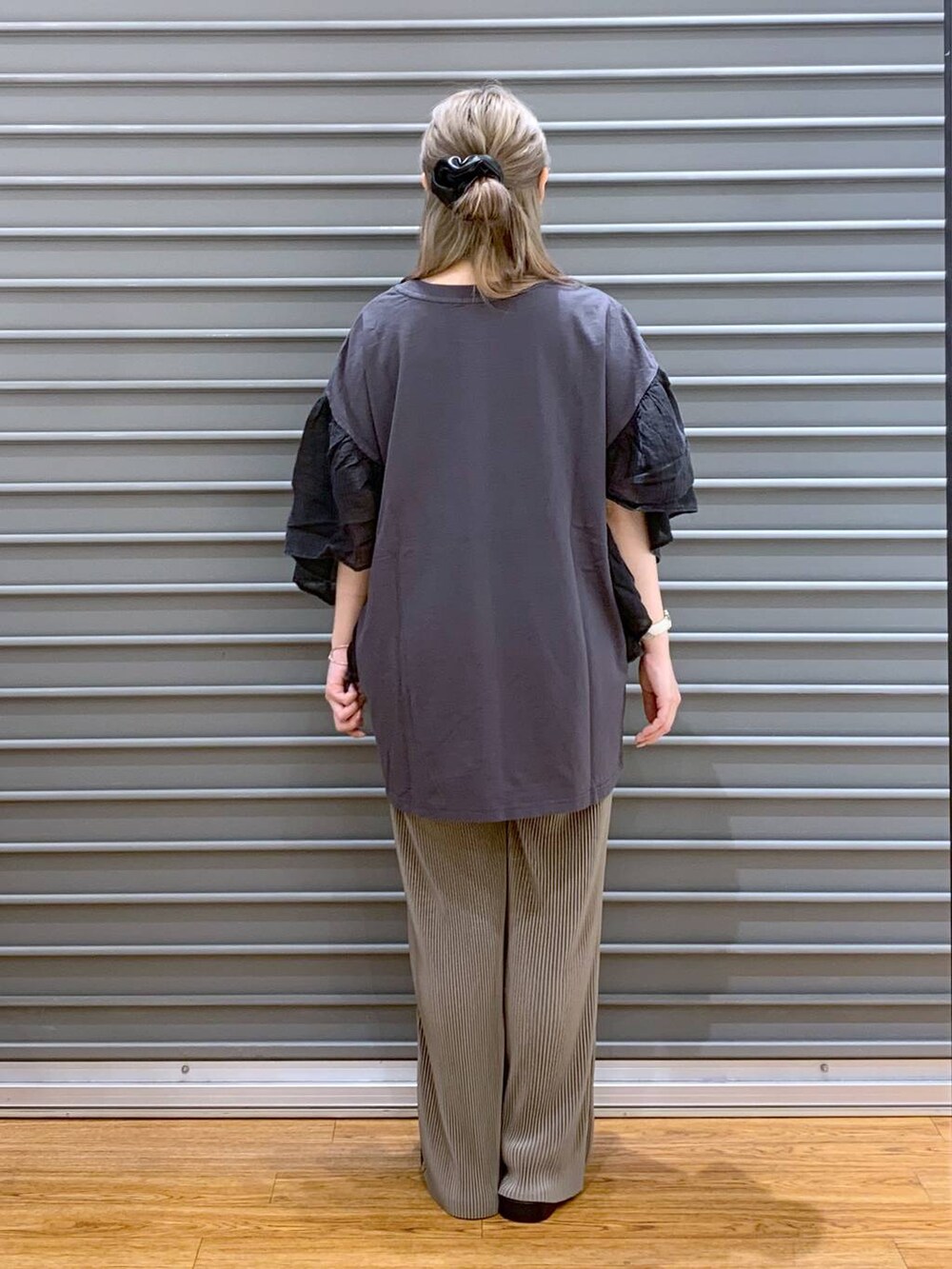 ブラック系のサンダル、ブラウン系のその他パンツ、ブラック系のハンドバッグを着用したレディースの春コーディネートの2枚目の写真