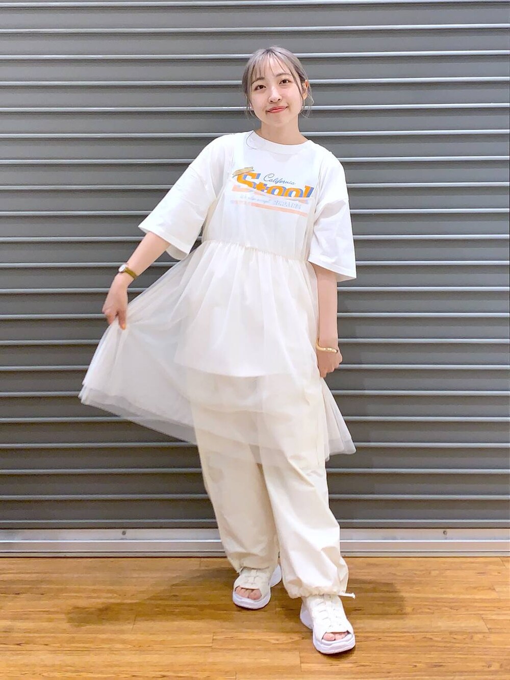 ホワイト系のサンダル、イエロー系のショルダーバッグ、ホワイト系のカーゴパンツを着用したレディースの春コーディネートの3枚目の写真