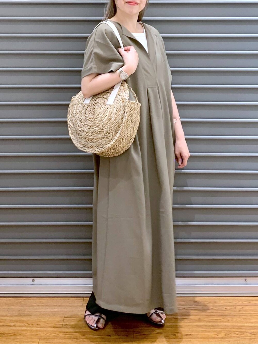 ブラウン系のワンピース、ホワイト系のタンクトップ、その他のサンダルを着用したレディースの夏コーディネートの4枚目の写真