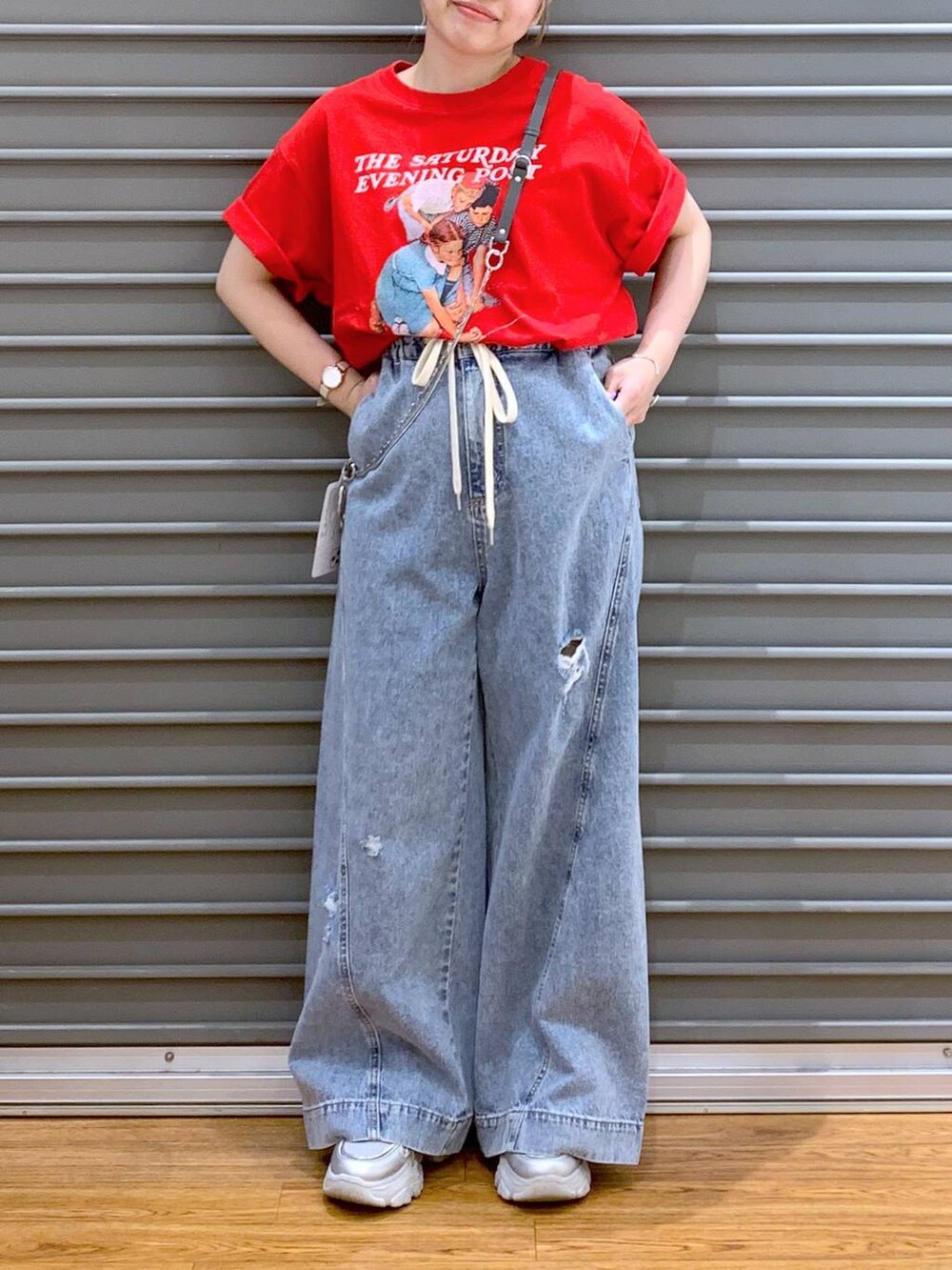 ブルー系のデニムパンツ、シルバー系のスニーカー、レッド系のTシャツ/カットソーを着用したレディースの夏コーディネートの6枚目の写真