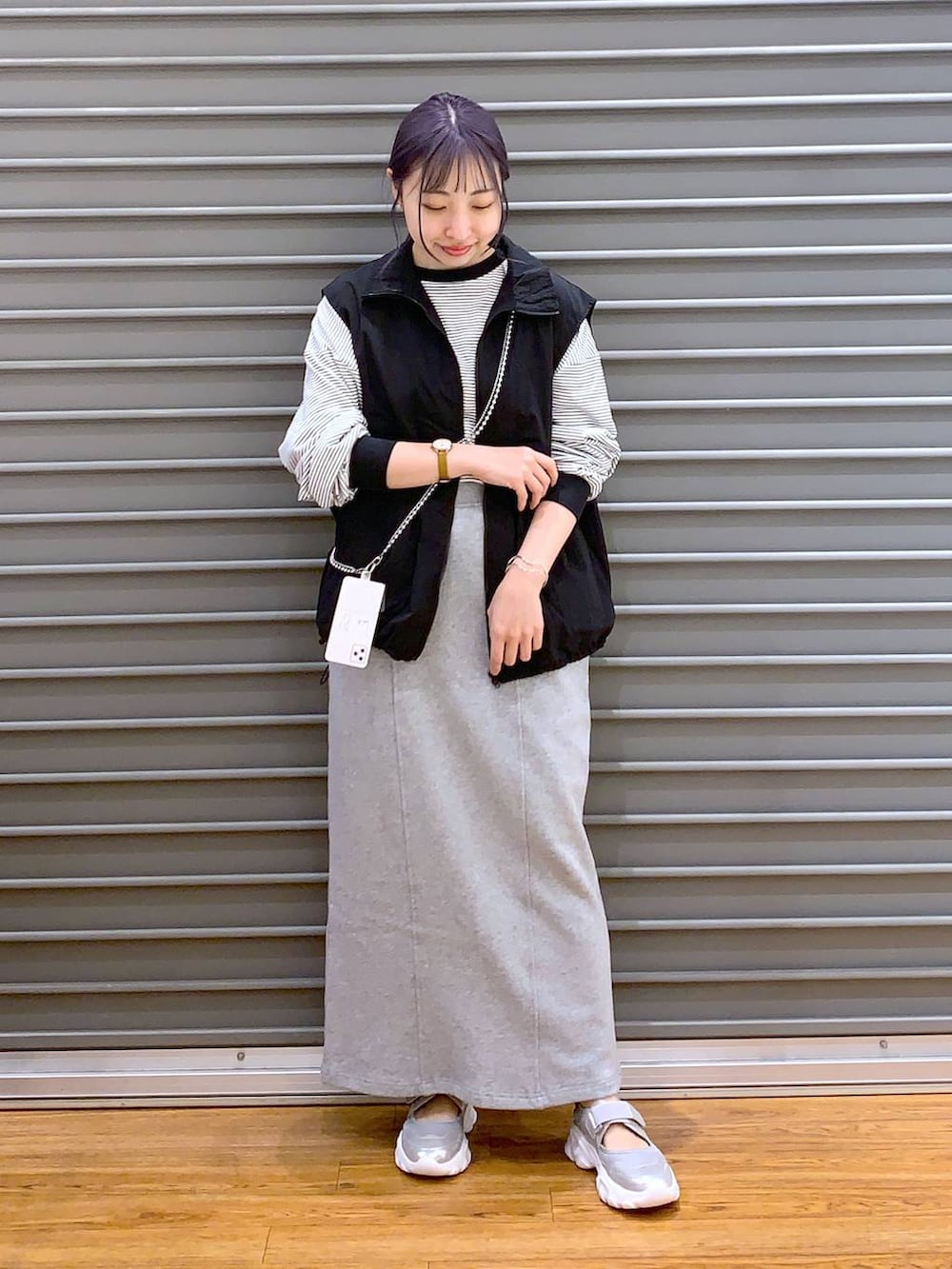 ブラック系のベスト、シルバー系のサンダル、グレー系のTシャツ/カットソーを着用したレディースの春コーディネートの5枚目の写真