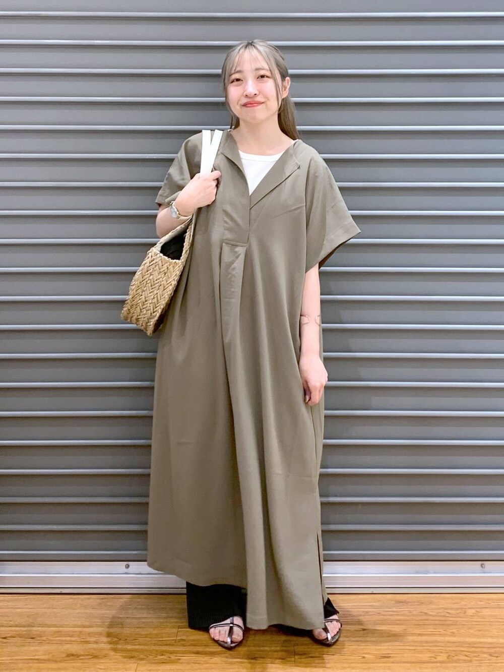 ブラウン系のワンピース、ホワイト系のタンクトップ、その他のサンダルを着用したレディースの夏コーディネートの5枚目の写真