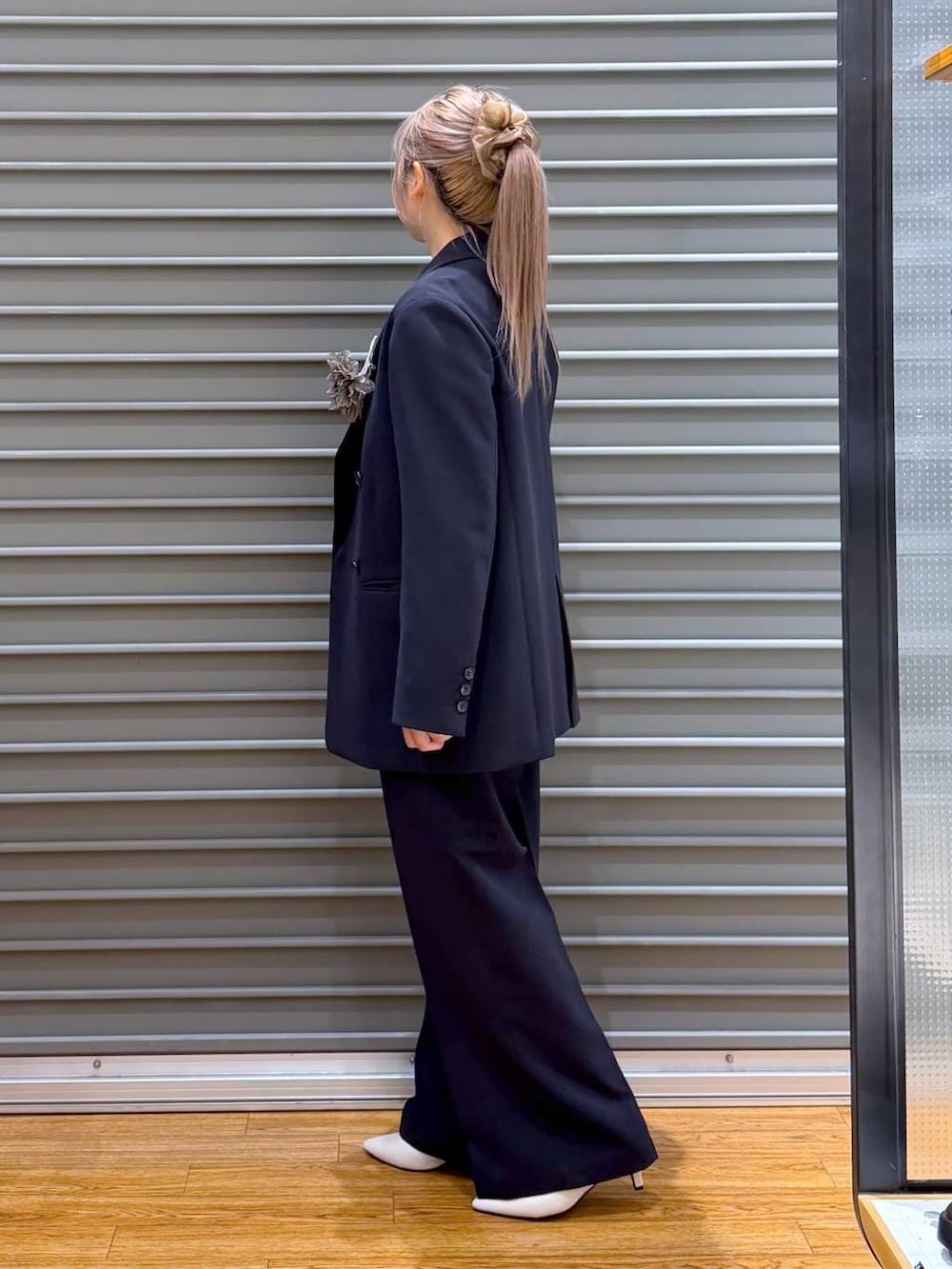 ブルー系のその他パンツ、ブルー系のテーラードジャケット、ブルー系のシャツ/ブラウスを着用したレディースの冬コーディネートの3枚目の写真