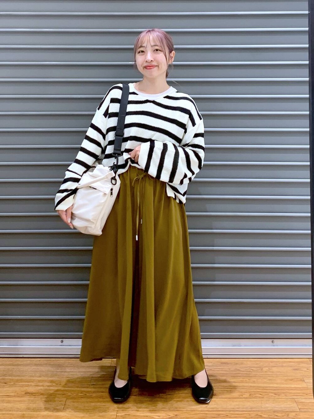 グリーン系のその他パンツ、ブラック系のパンプス、ホワイト系のショルダーバッグを着用したレディースの秋コーディネートの4枚目の写真