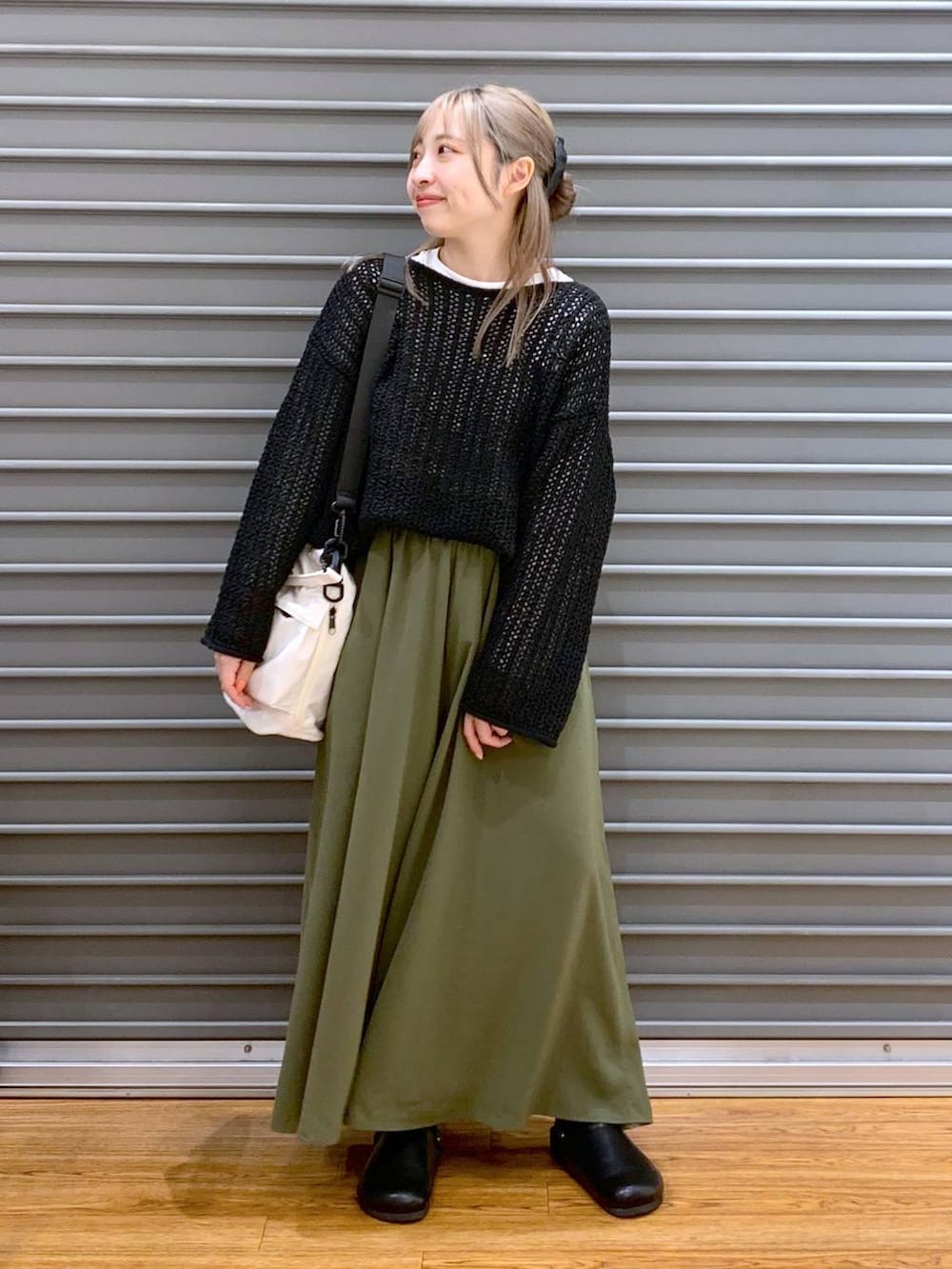 ホワイト系のショルダーバッグ、ブラック系のサンダル、グリーン系のその他パンツを着用したレディースの春コーディネートの5枚目の写真
