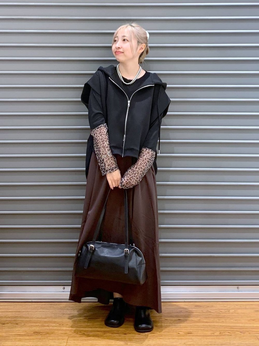 その他のTシャツ/カットソー、ブラック系のその他シューズ、ブラック系のベストを着用したレディースの秋コーディネートの6枚目の写真