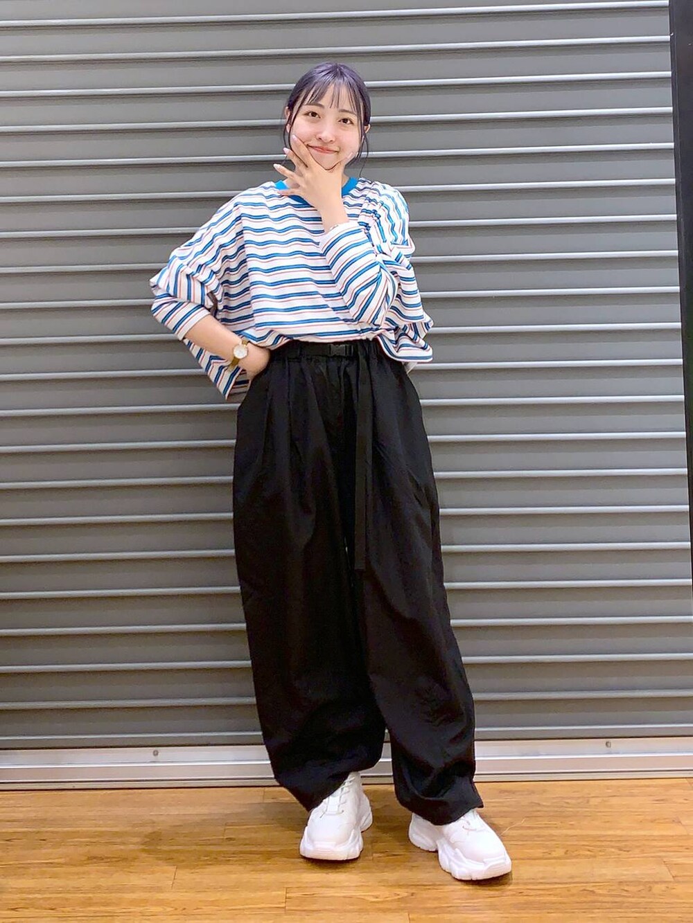 ホワイト系のスニーカー、ベージュ系のショルダーバッグ、ホワイト系のTシャツ/カットソーを着用したレディースの春コーディネートの6枚目の写真