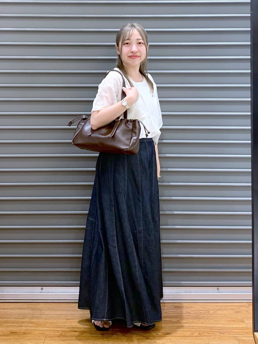 「ベーシック/シンプル、20代_LEPSIM、おでかけ、ゆったり、ブラウス、スカート、サンダル、デート/ロマンティック、旅行、女子会、低身長、カジュアル、きれいめ、休日コーデ、楽ちんコーデ」｜「LEPSIMのスクエアショルダーバッグ　250447（ショルダーバッグ、ブラウン系）」を使った、daharalepsimさん（レディース・151cm）の夏コーディネートの6枚目の写真