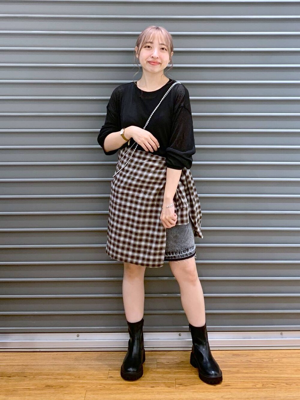 ブラック系のTシャツ/カットソー、ブラック系のブーツ、ブラウン系のシャツ/ブラウスを着用したレディースの秋コーディネートの3枚目の写真