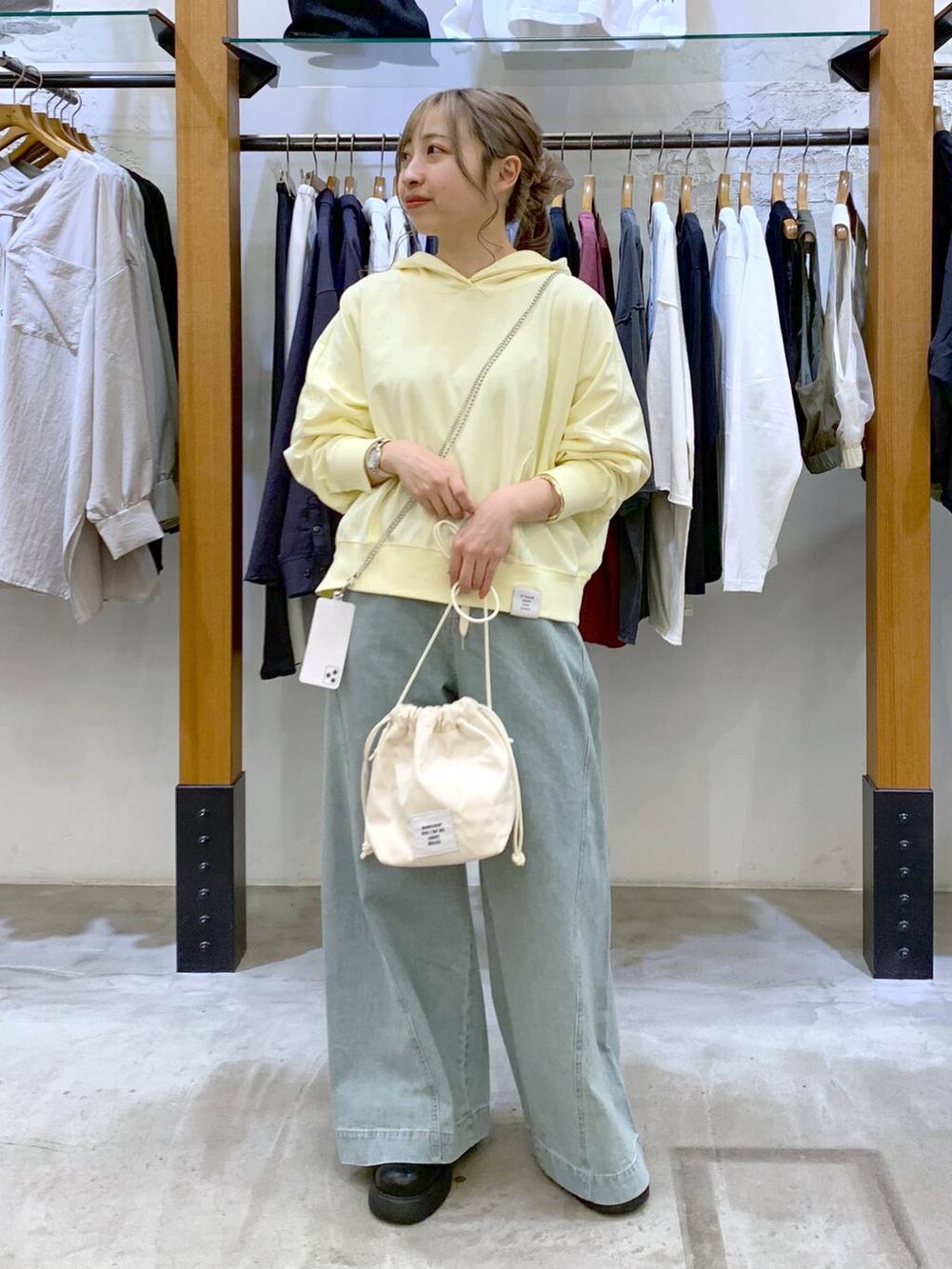 「楽ちんコーデ、きれいめカジュアル_LEPSIM、体型カバー、ラフ、LEPSIM、着痩せ・細見え、低身長、カジュアル、きれいめ、休日コーデ、ゆったり、デニムパンツ、デート/ロマンティック、旅行、女子会」｜「LEPSIMのアソートスマホストラップ　287560（スマホグッズ、シルバー系）」を使った、daharalepsimさん（レディース・151cm）の春コーディネートの6枚目の写真