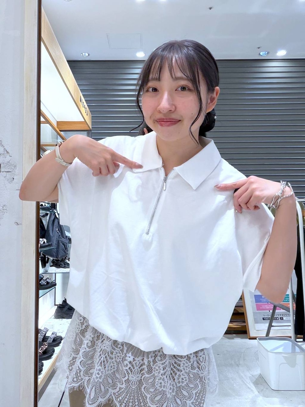 グリーン系のスカート、ブラウン系のサンダル、ホワイト系のTシャツ/カットソーを着用したレディースの夏コーディネートの4枚目の写真
