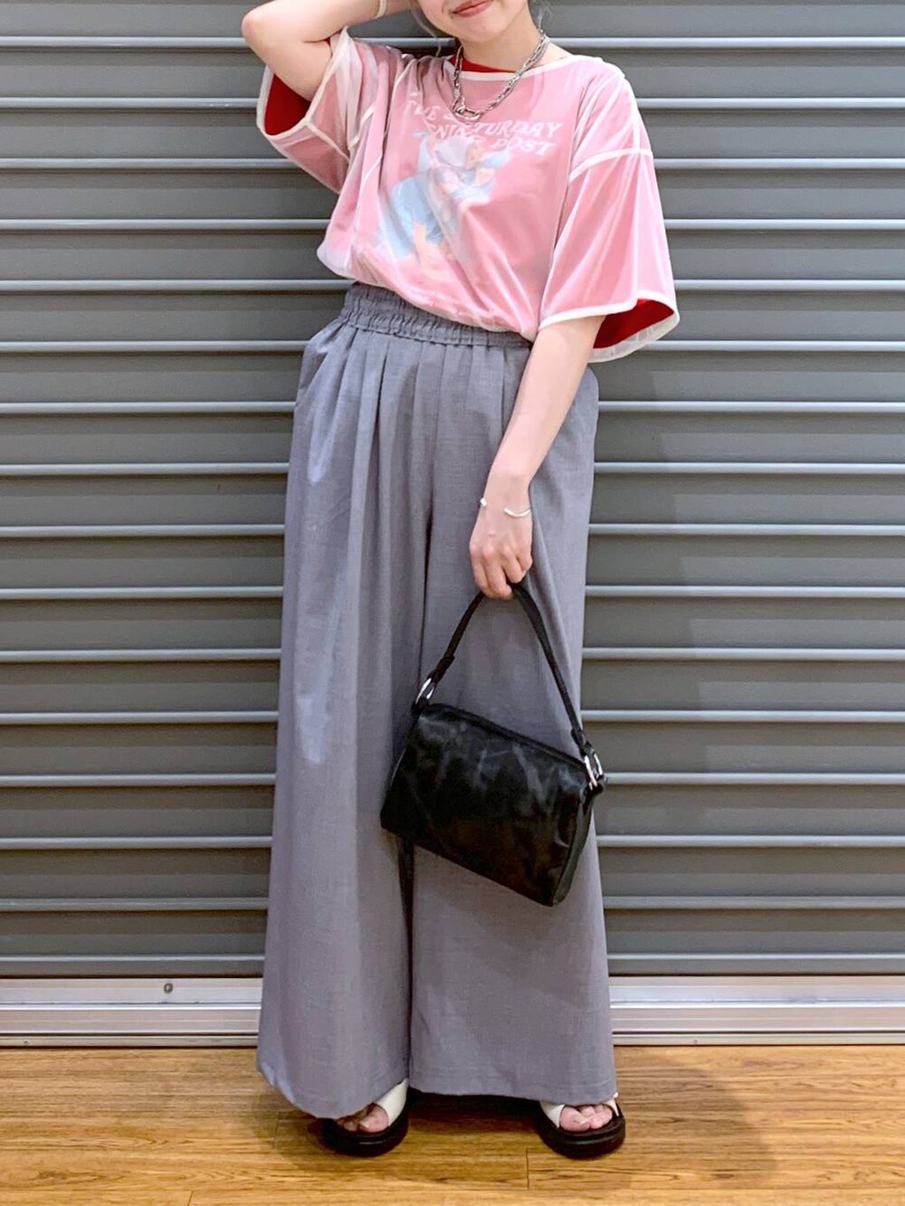 ホワイト系のサンダル、グレー系のその他パンツ、ブラック系のハンドバッグを着用したレディースの夏コーディネートの5枚目の写真