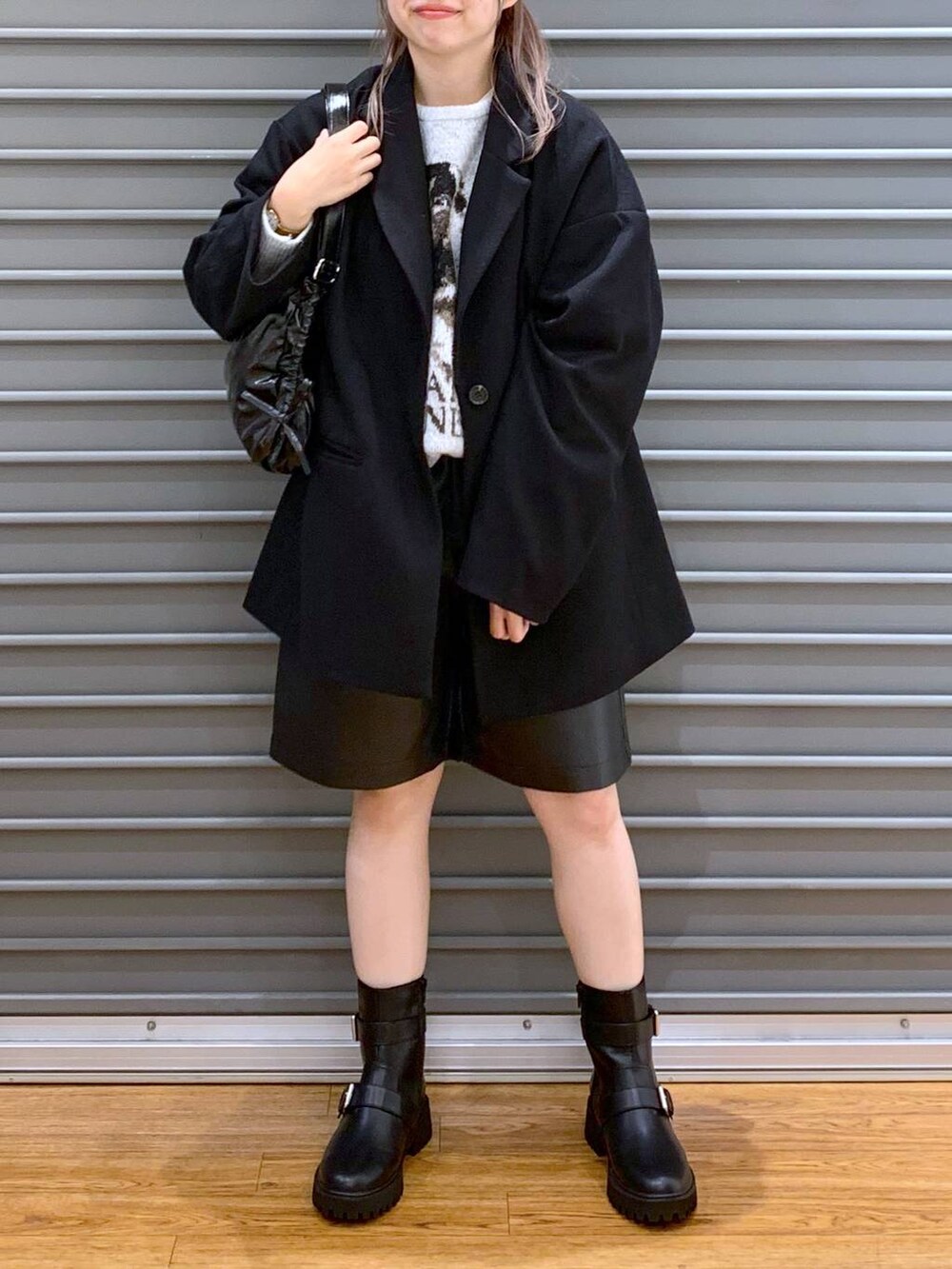 ブラック系のその他アウター、ブラック系のブーツ、ブラック系のその他パンツを着用したレディースの冬コーディネートの6枚目の写真