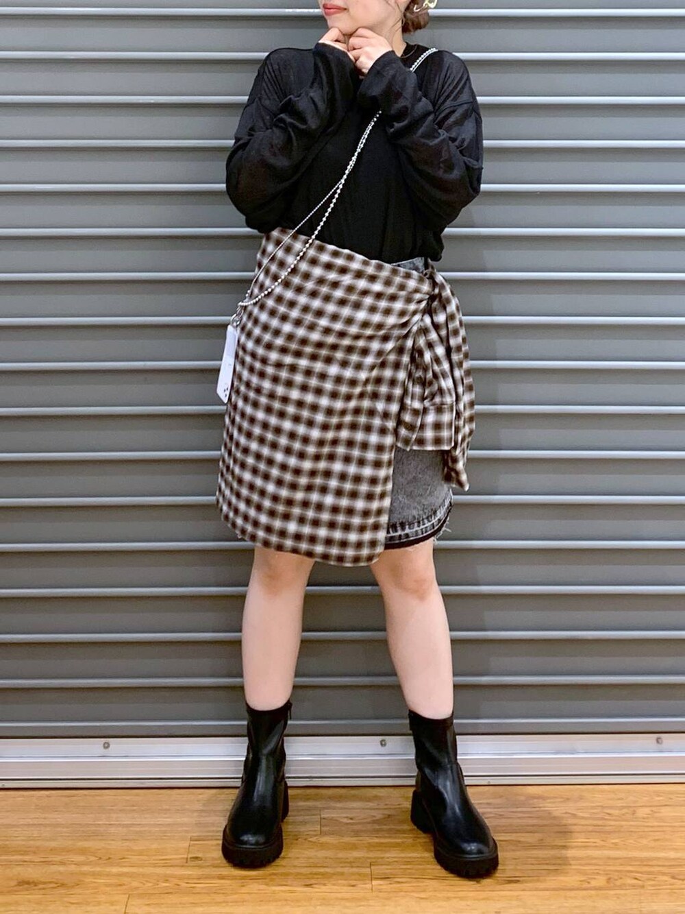 ブラック系のTシャツ/カットソー、ブラック系のブーツ、ブラウン系のシャツ/ブラウスを着用したレディースの秋コーディネートの4枚目の写真