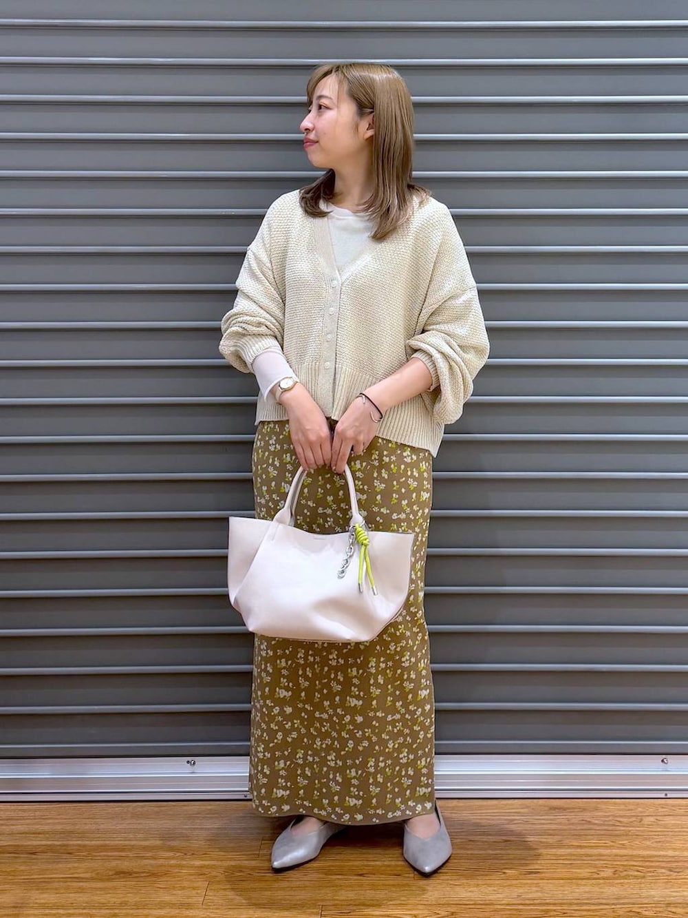 ホワイト系のTシャツ/カットソー、シルバー系のパンプス、ブラウン系のスカートを着用したレディースの春コーディネートの4枚目の写真