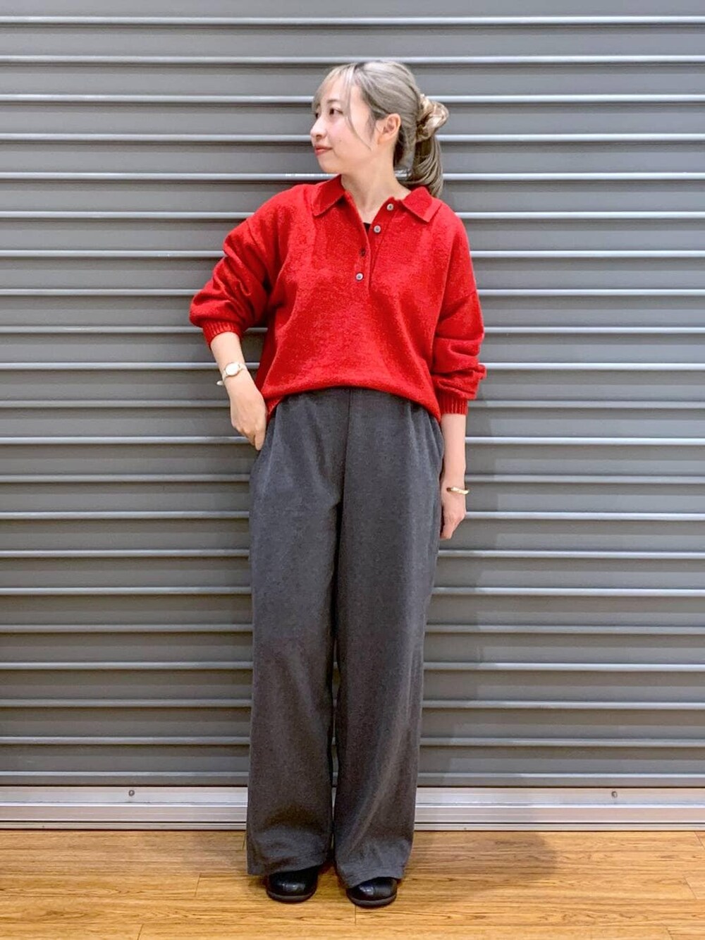 その他のショルダーバッグ、グレー系のその他パンツ、レッド系のニット/セーターを着用したレディースの冬コーディネートの4枚目の写真