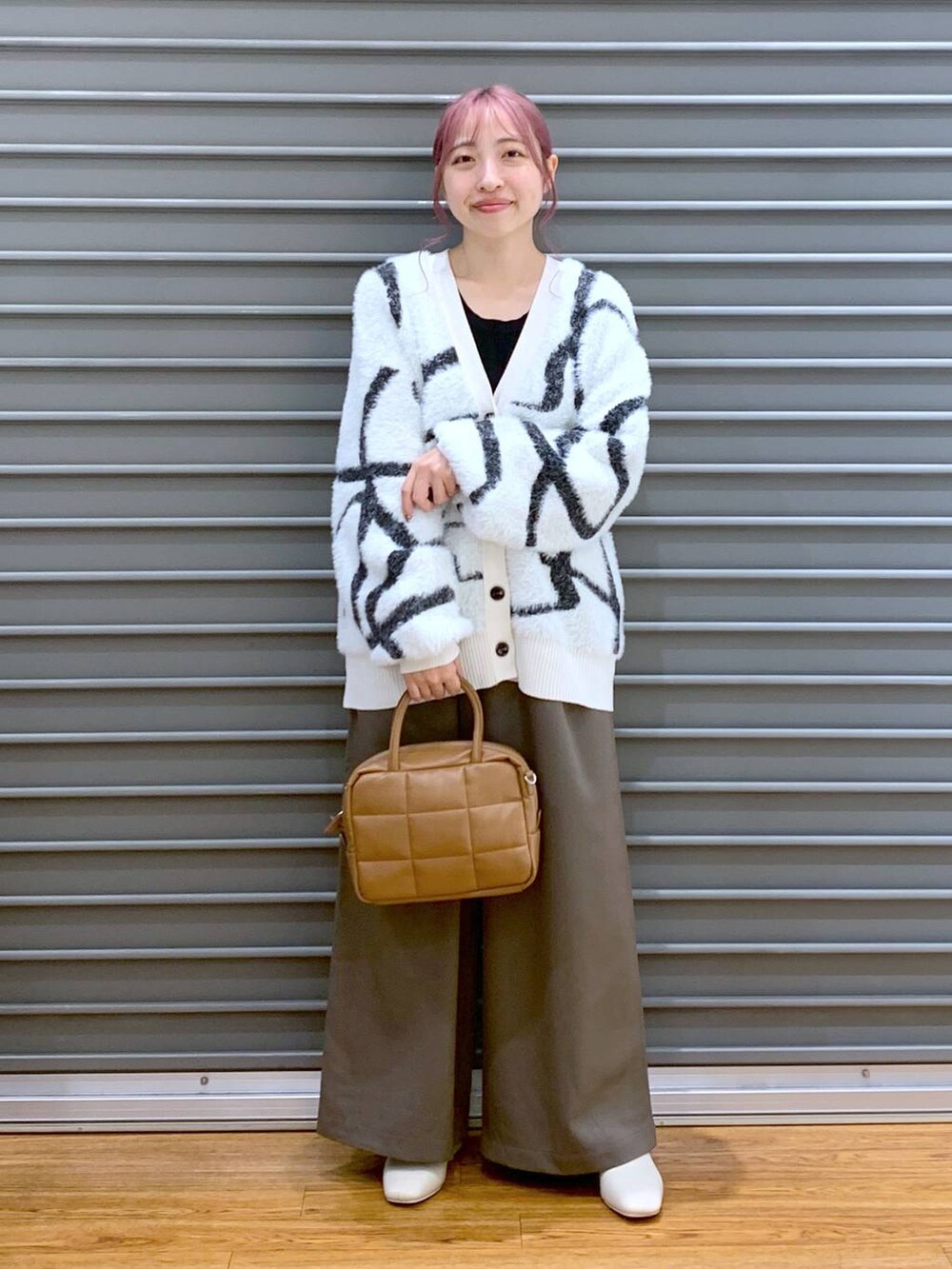 ホワイト系のカーディガン/ボレロ、ブラウン系のボストンバッグ、ブラウン系のその他パンツを着用したレディースの秋コーディネートの4枚目の写真