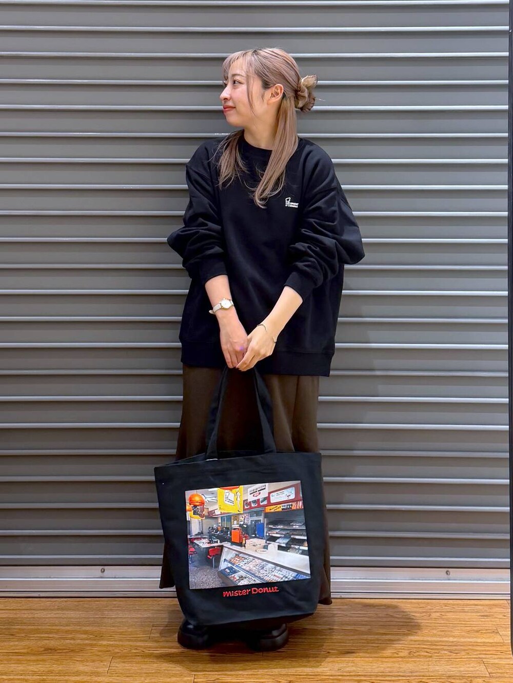 ブラック系のサンダル、ブラウン系のスカート、ブラック系のスウェットを着用したレディースの冬コーディネートの6枚目の写真