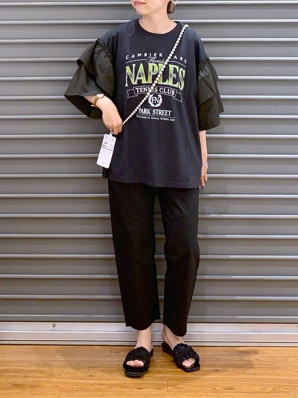 ブラック系のその他パンツ、ブラック系のサンダル、ブラック系のTシャツ/カットソーを着用したレディースの夏コーディネートの6枚目の写真