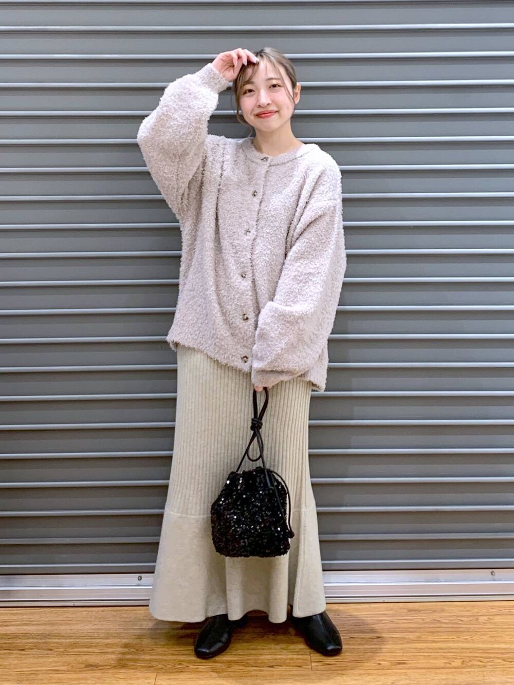 ブラック系のショルダーバッグ、ブラック系のブーツ、ホワイト系のワンピースを着用したレディースの冬コーディネートの4枚目の写真