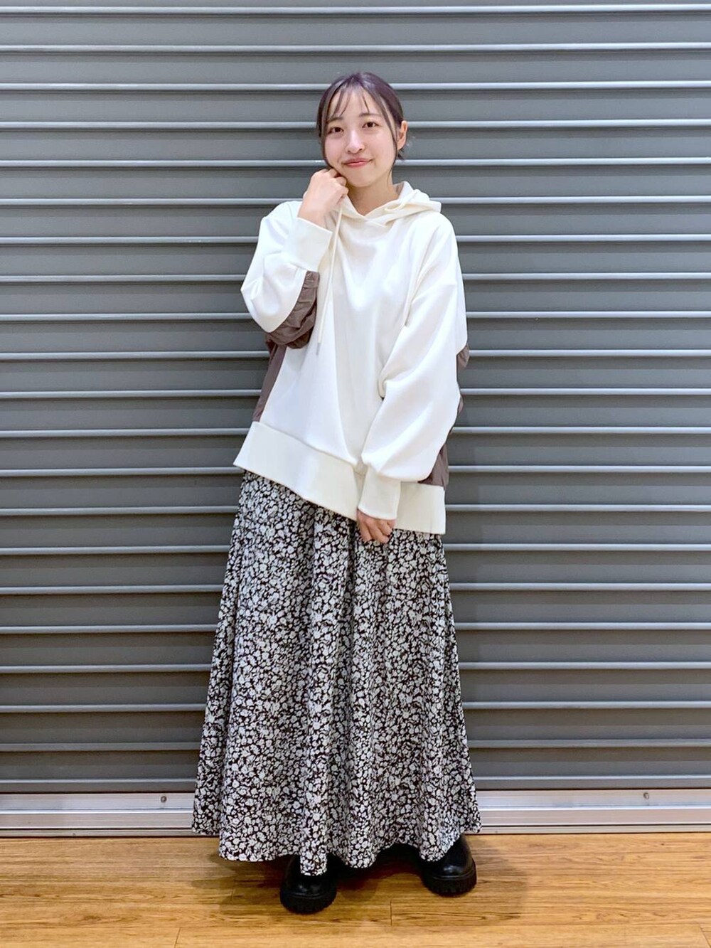 ブラック系のブーツ、ホワイト系のショルダーバッグ、ホワイト系のパーカーを着用したレディースの秋コーディネートの3枚目の写真