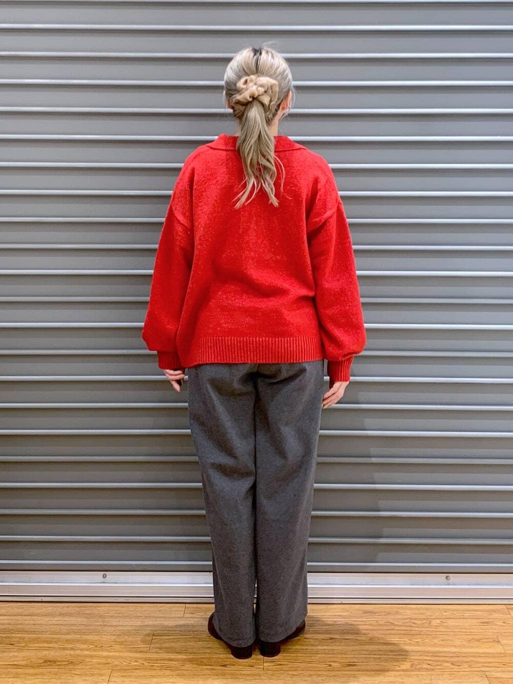 その他のショルダーバッグ、グレー系のその他パンツ、レッド系のニット/セーターを着用したレディースの冬コーディネートの2枚目の写真