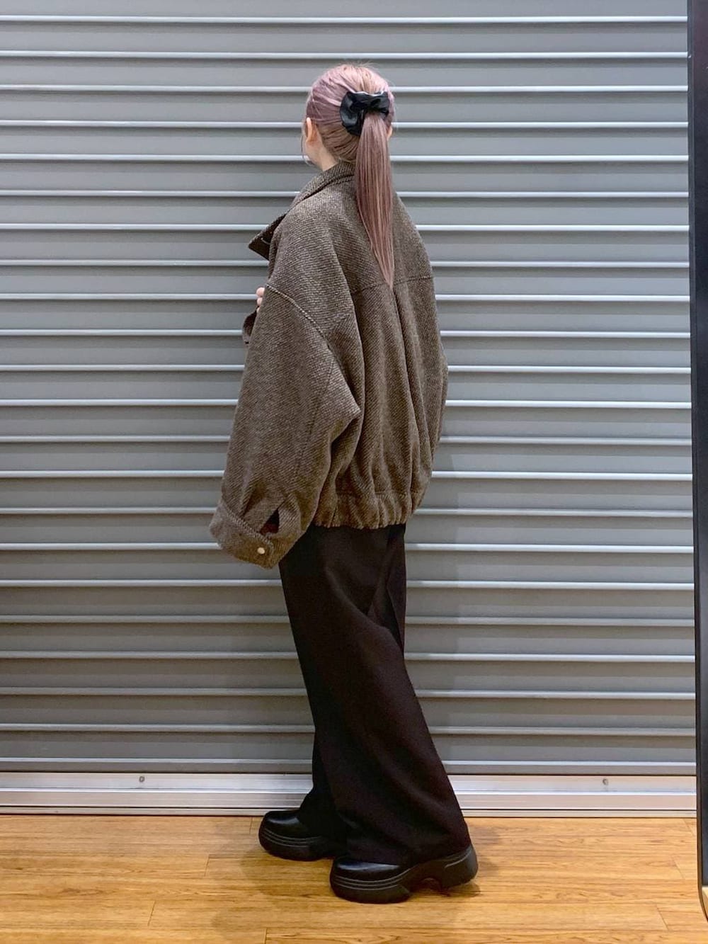 ブラウン系のブルゾン、ブラック系のブーツ、ブラック系のその他パンツを着用したレディースの冬コーディネートの3枚目の写真