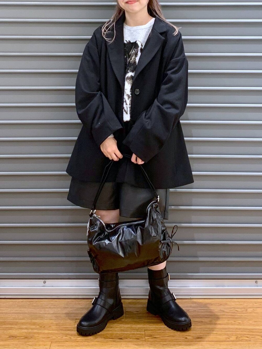 ブラック系のその他アウター、ブラック系のブーツ、ブラック系のその他パンツを着用したレディースの冬コーディネートの5枚目の写真