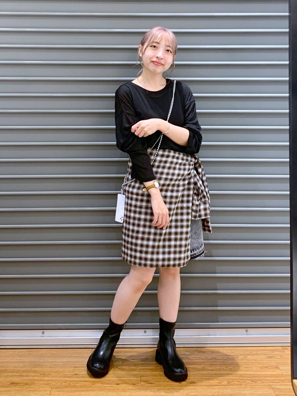 ブラック系のTシャツ/カットソー、ブラック系のブーツ、ブラウン系のシャツ/ブラウスを着用したレディースの秋コーディネートの5枚目の写真