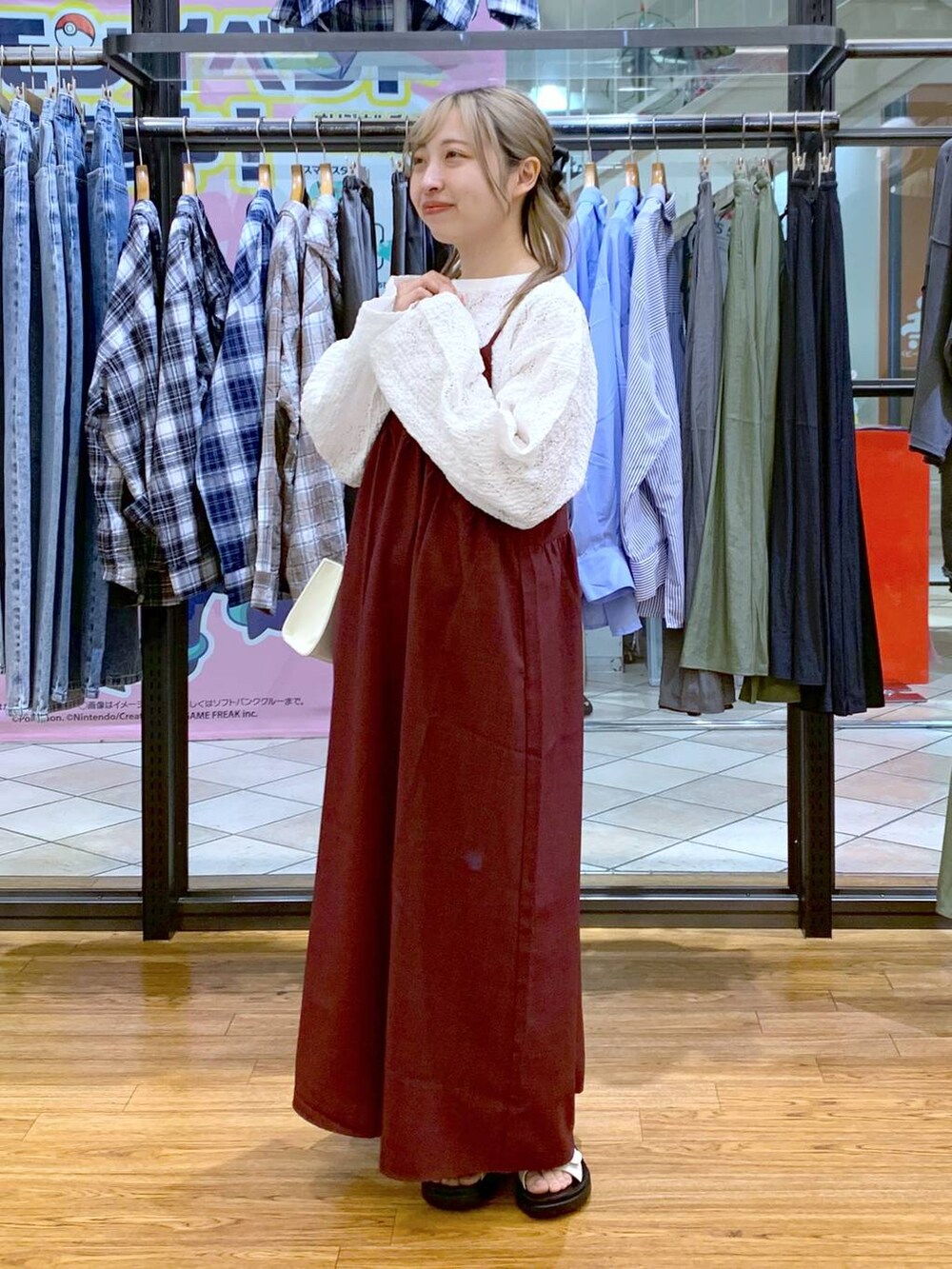ホワイト系のサンダル、レッド系のワンピース、ホワイト系のTシャツ/カットソーを着用したレディースの春コーディネートの3枚目の写真