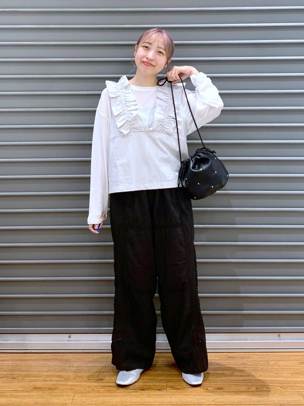 ホワイト系のTシャツ/カットソー、ブラック系のショルダーバッグ、ブラック系のその他パンツを着用したレディースの夏コーディネートの3枚目の写真