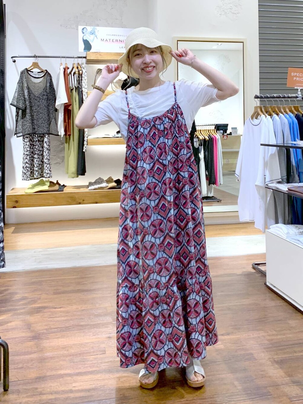 ピンク系のワンピース、シルバー系のサンダル、ホワイト系のTシャツ/カットソーを着用したレディースの夏コーディネートの5枚目の写真