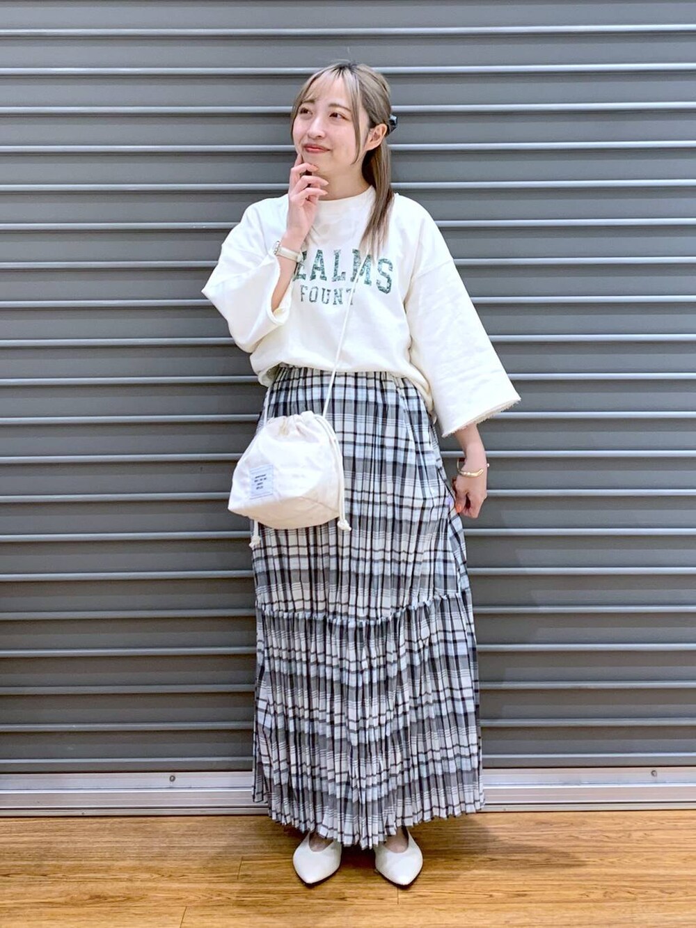 ホワイト系のショルダーバッグ、ホワイト系のパンプス、ホワイト系のTシャツ/カットソーを着用したレディースの春コーディネートの5枚目の写真