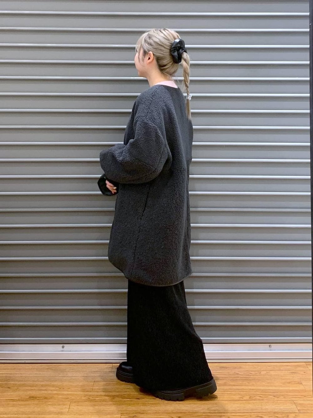 ブラック系のショルダーバッグ、グレー系のその他アウター、ブラック系のブーツを着用したレディースの冬コーディネートの4枚目の写真