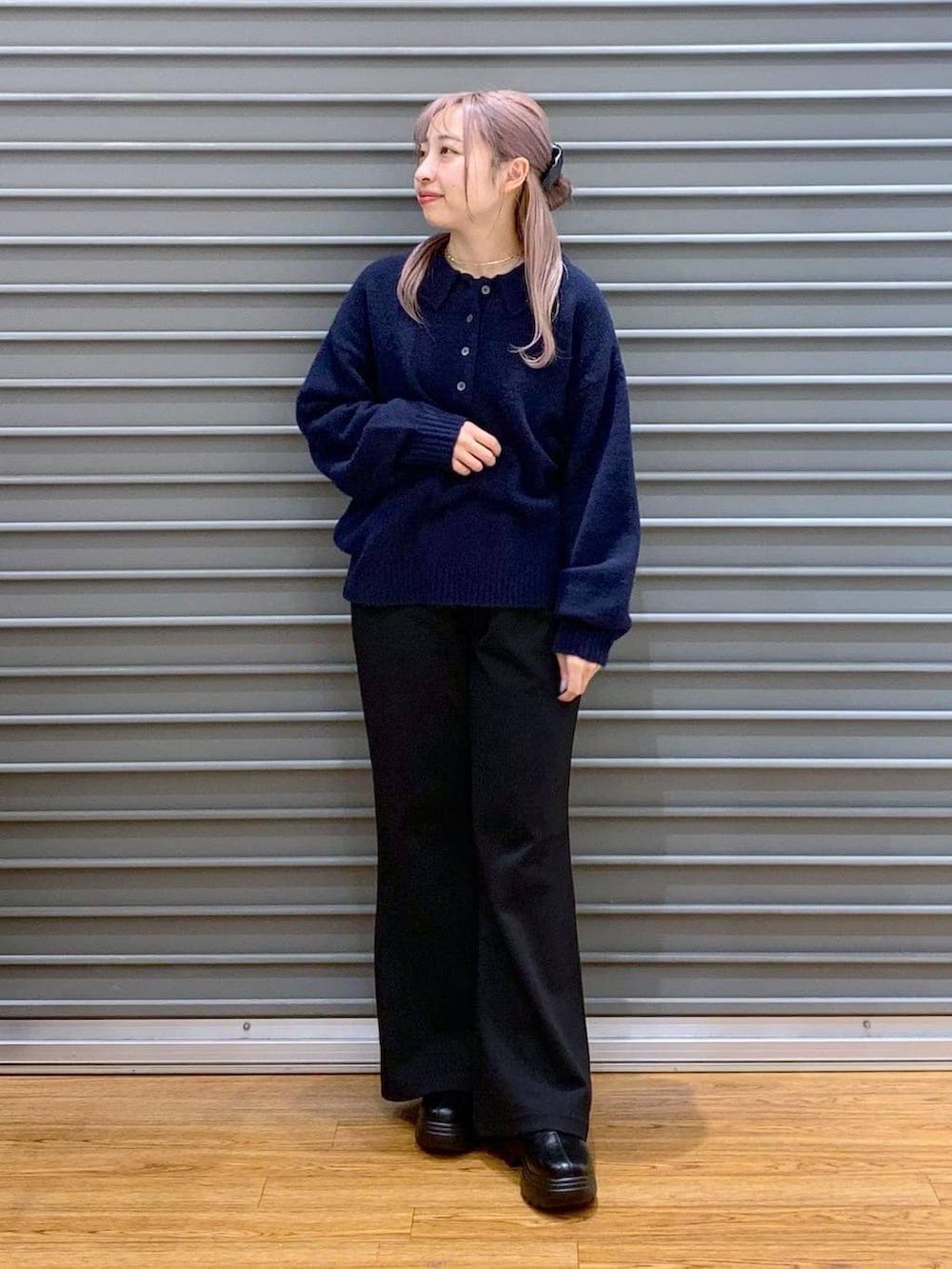 その他のショルダーバッグ、ブラック系のブーツ、ブラック系のその他アウターを着用したレディースの冬コーディネートの6枚目の写真