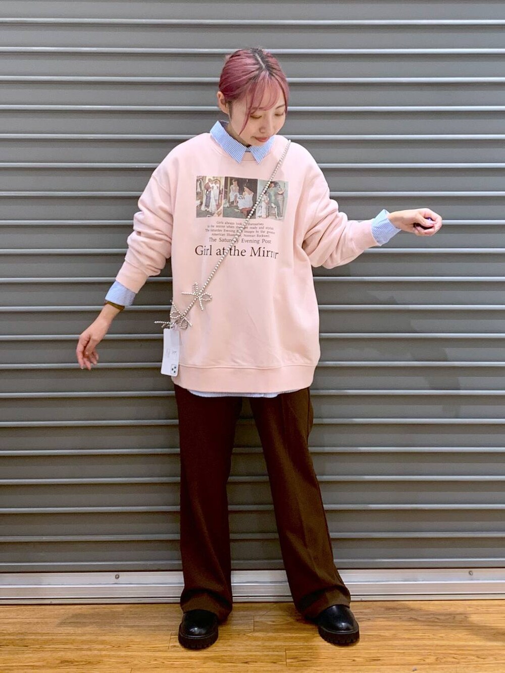 ブラック系のブーツ、ブルー系のシャツ/ブラウス、ブラウン系のスラックスを着用したレディースの秋コーディネートの7枚目の写真