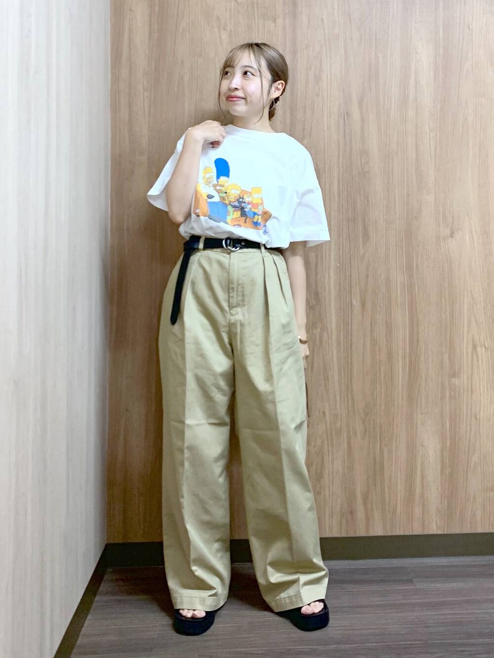 ベージュ系のチノパンツ、ブラック系のサンダル、ホワイト系のTシャツ/カットソーを着用したレディースの夏コーディネートの3枚目の写真