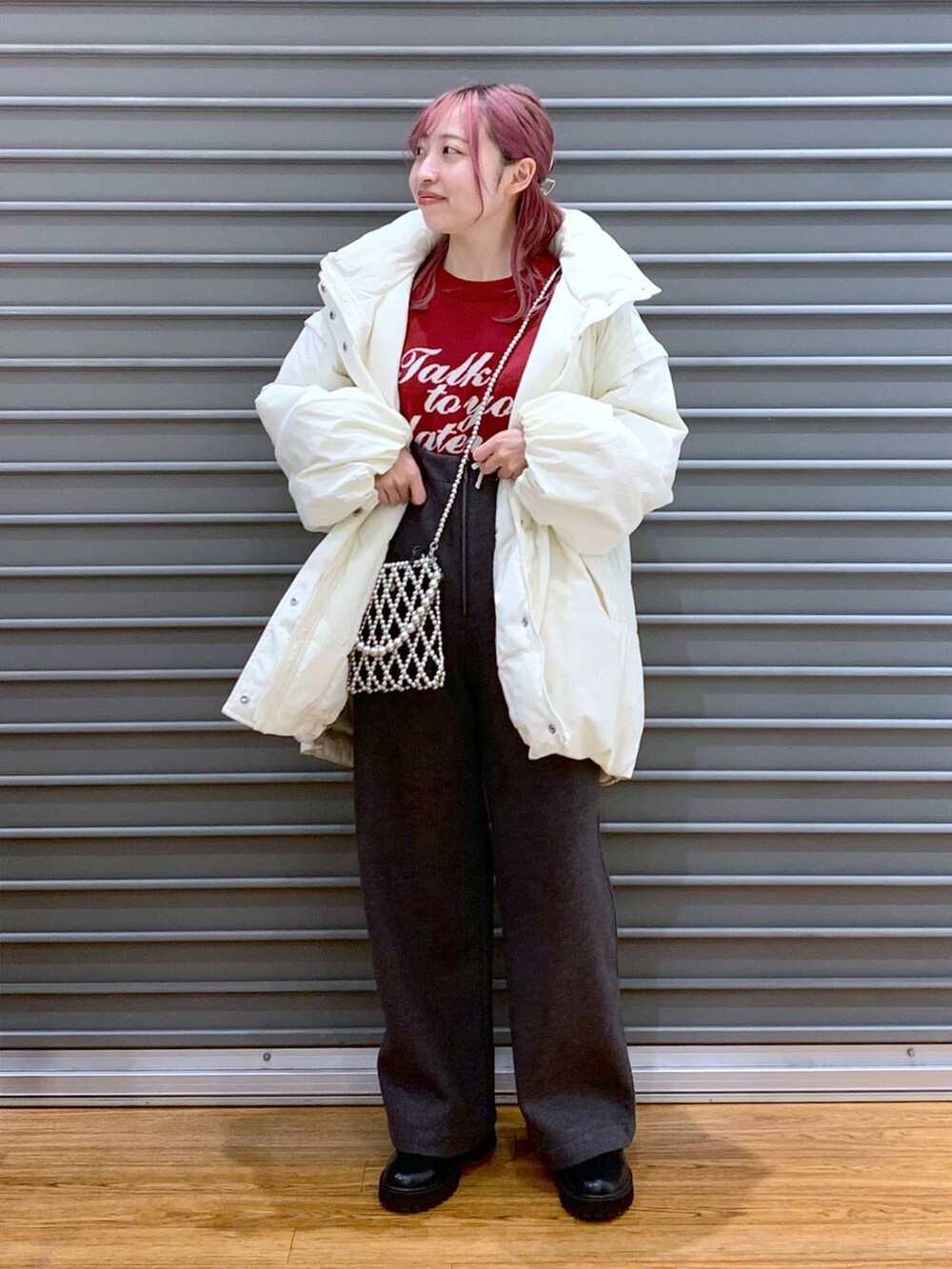 ホワイト系のダウンジャケット/コート、シルバー系のショルダーバッグ、レッド系のニット/セーターを着用したレディースの秋コーディネートの6枚目の写真