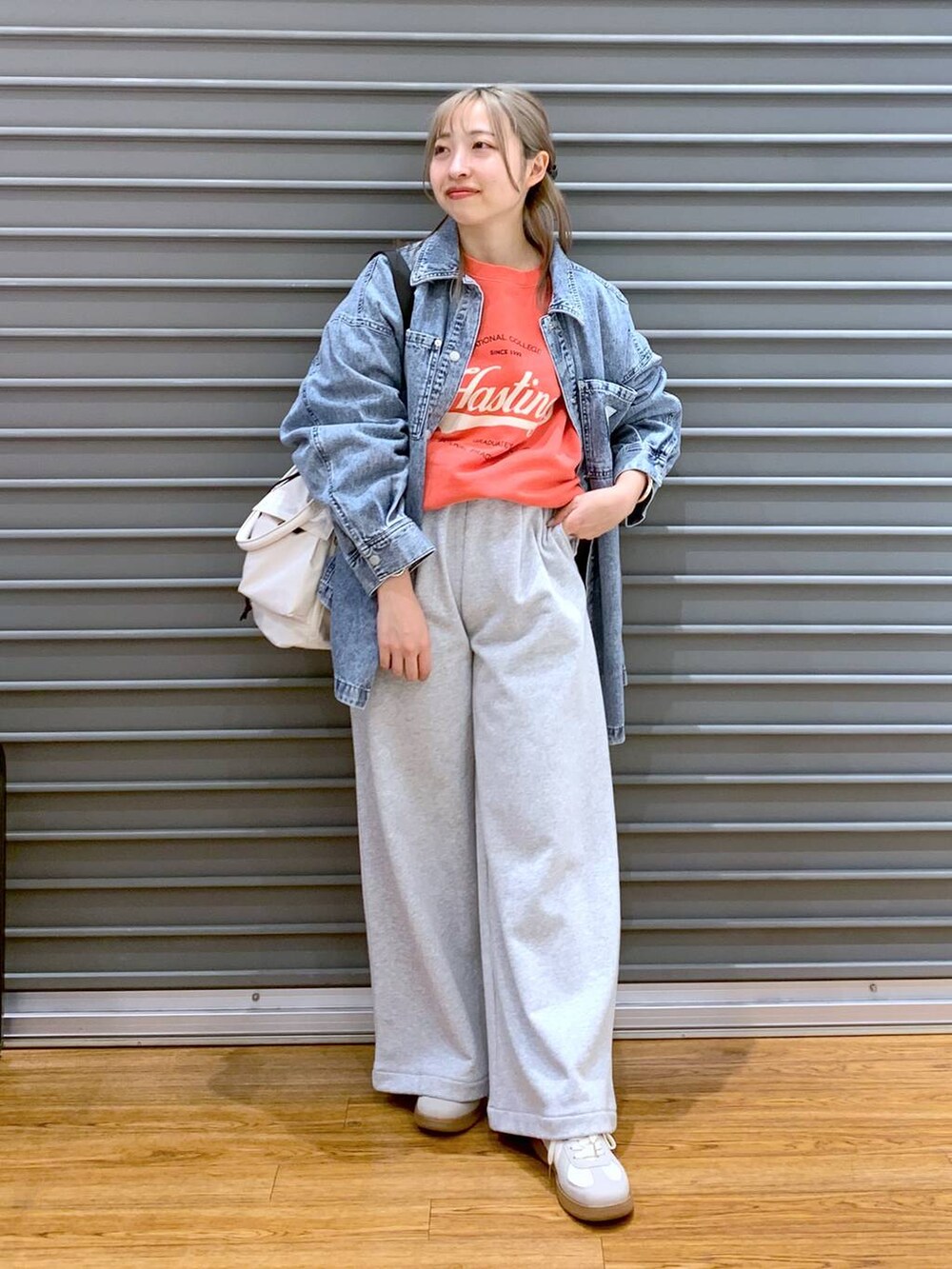 「低身長、カジュアル、きれいめ、休日コーデ、楽ちんコーデ、きれいめカジュアル_LEPSIM、体型カバー、ラフ、LEPSIM、着痩せ・細見え、ゆったり、20代_LEPSIM、低身長_LEPSIM、スウェット、シャツ」｜「LEPSIMの2WAY巾着ショルダー2　116580（ショルダーバッグ、ホワイト系）」を使った、daharalepsimさん（レディース・151cm）の冬コーディネートの5枚目の写真