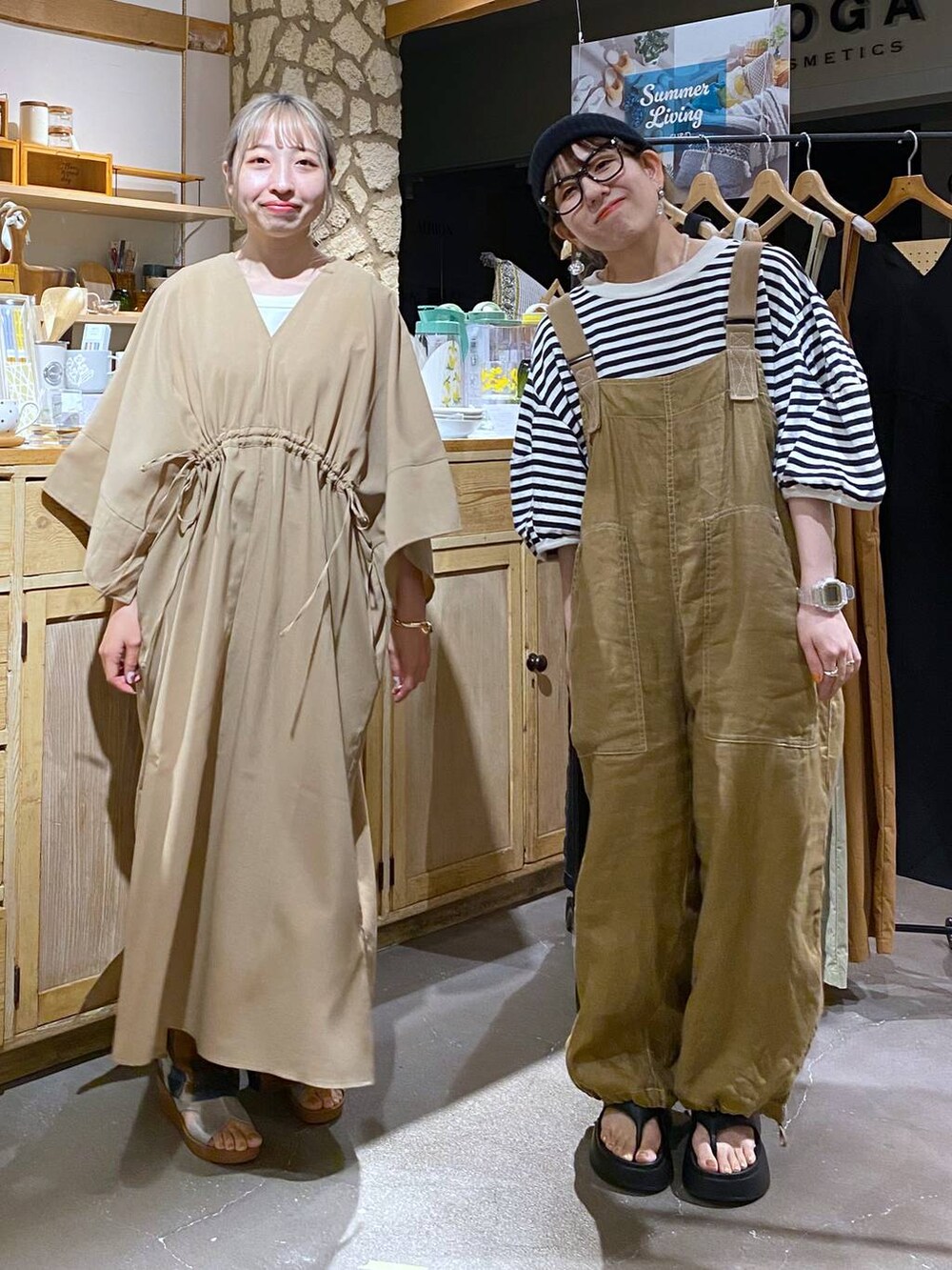 ブラック系のサンダル、ベージュ系のワンピース、ブルー系のその他パンツを着用したレディースの春コーディネートの6枚目の写真