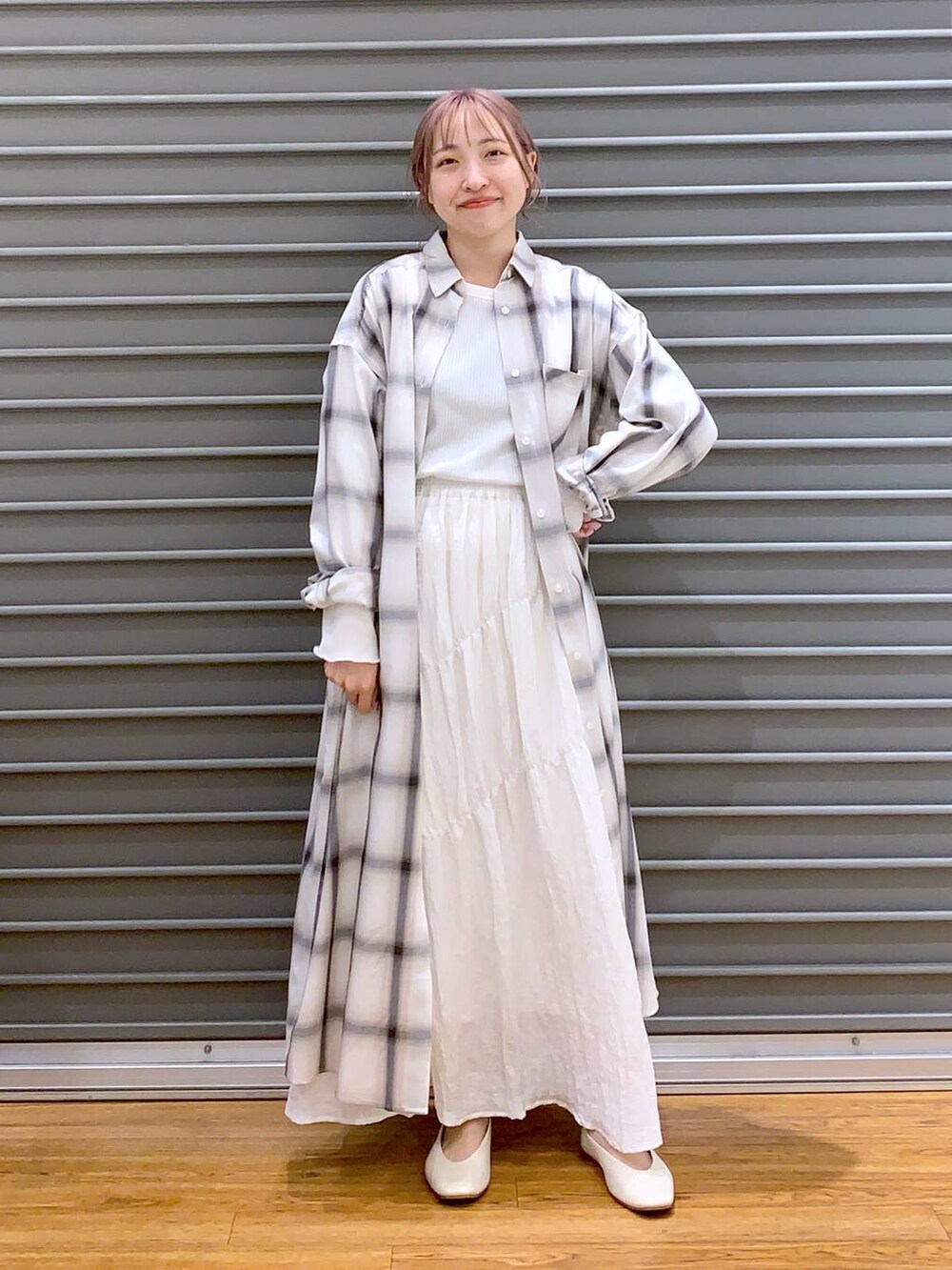 イエロー系のショルダーバッグ、ホワイト系のパンプス、ホワイト系のTシャツ/カットソーを着用したレディースの春コーディネートの8枚目の写真