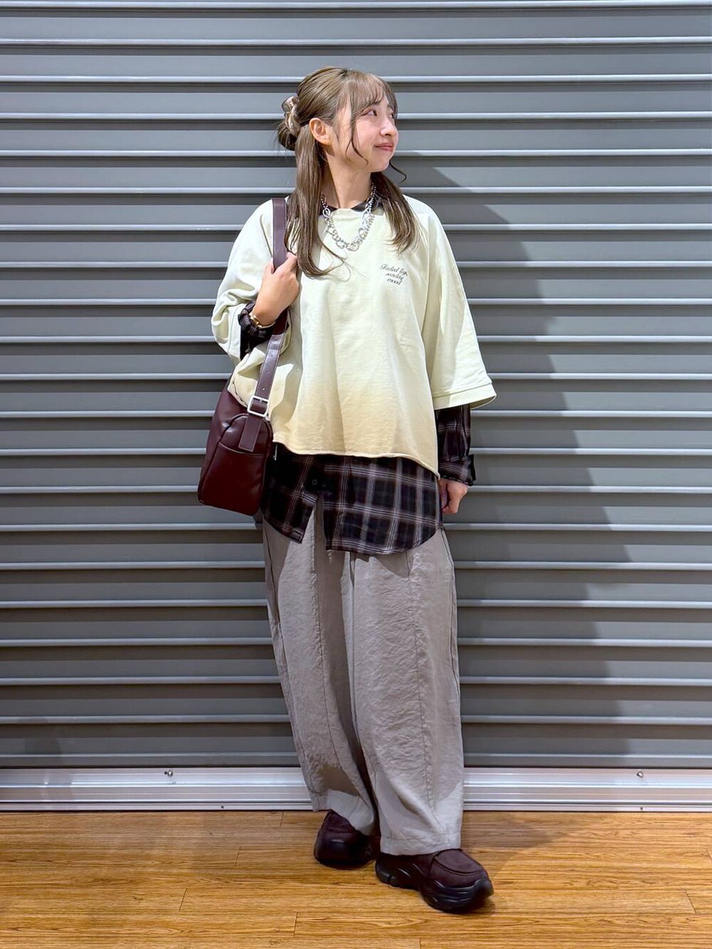 ブラウン系のローファー、ベージュ系のその他パンツ、ブラウン系のシャツ/ブラウスを着用したレディースの秋コーディネートの4枚目の写真