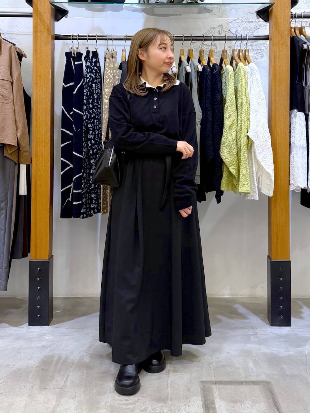 ブラック系のサンダル、ブラック系のボストンバッグ、ブラック系のスカートを着用したレディースの春コーディネートの4枚目の写真