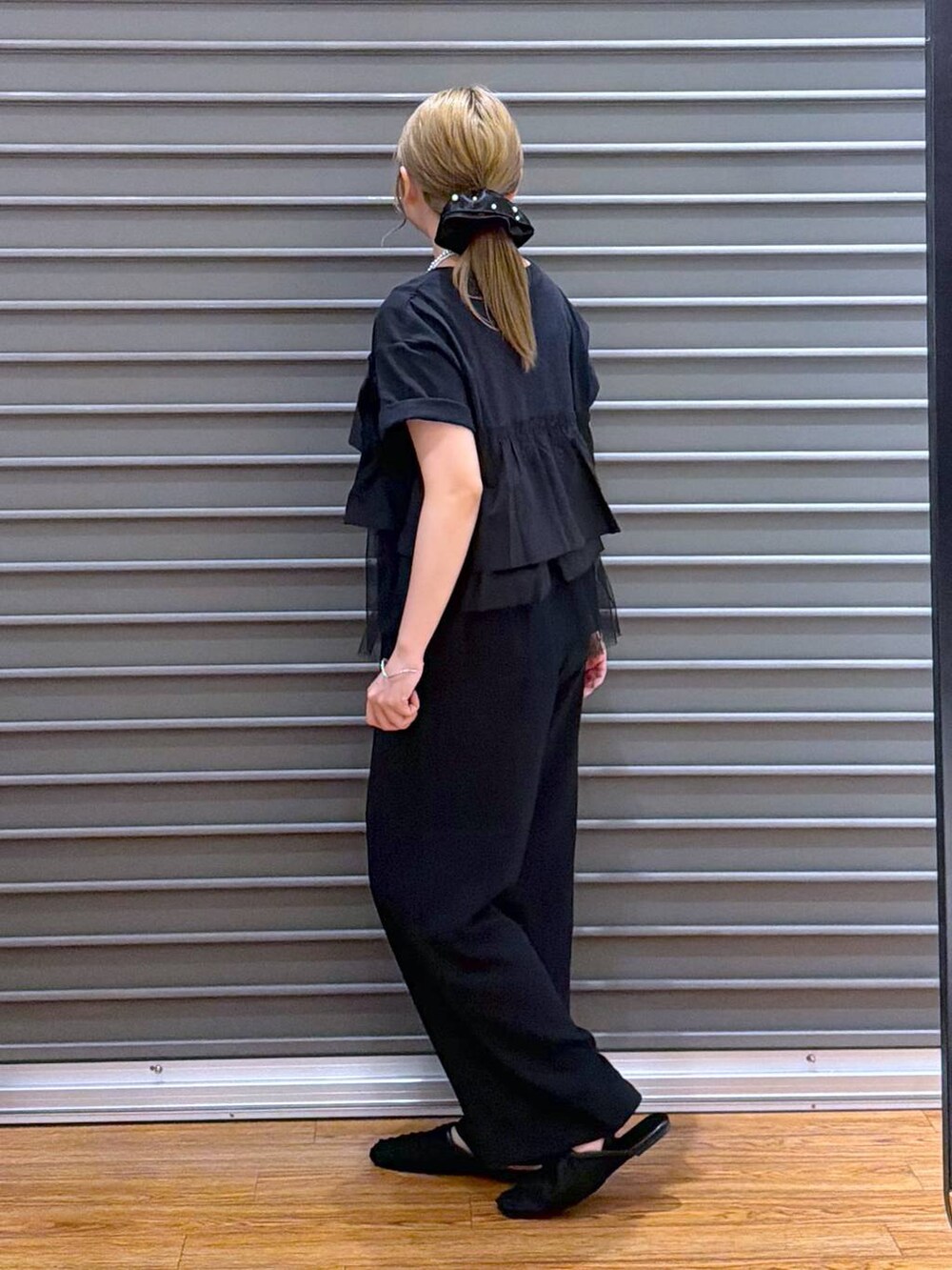 ブラック系のショルダーバッグ、ブラック系のその他パンツ、ブラック系のパンプスを着用したレディースの春コーディネートの3枚目の写真