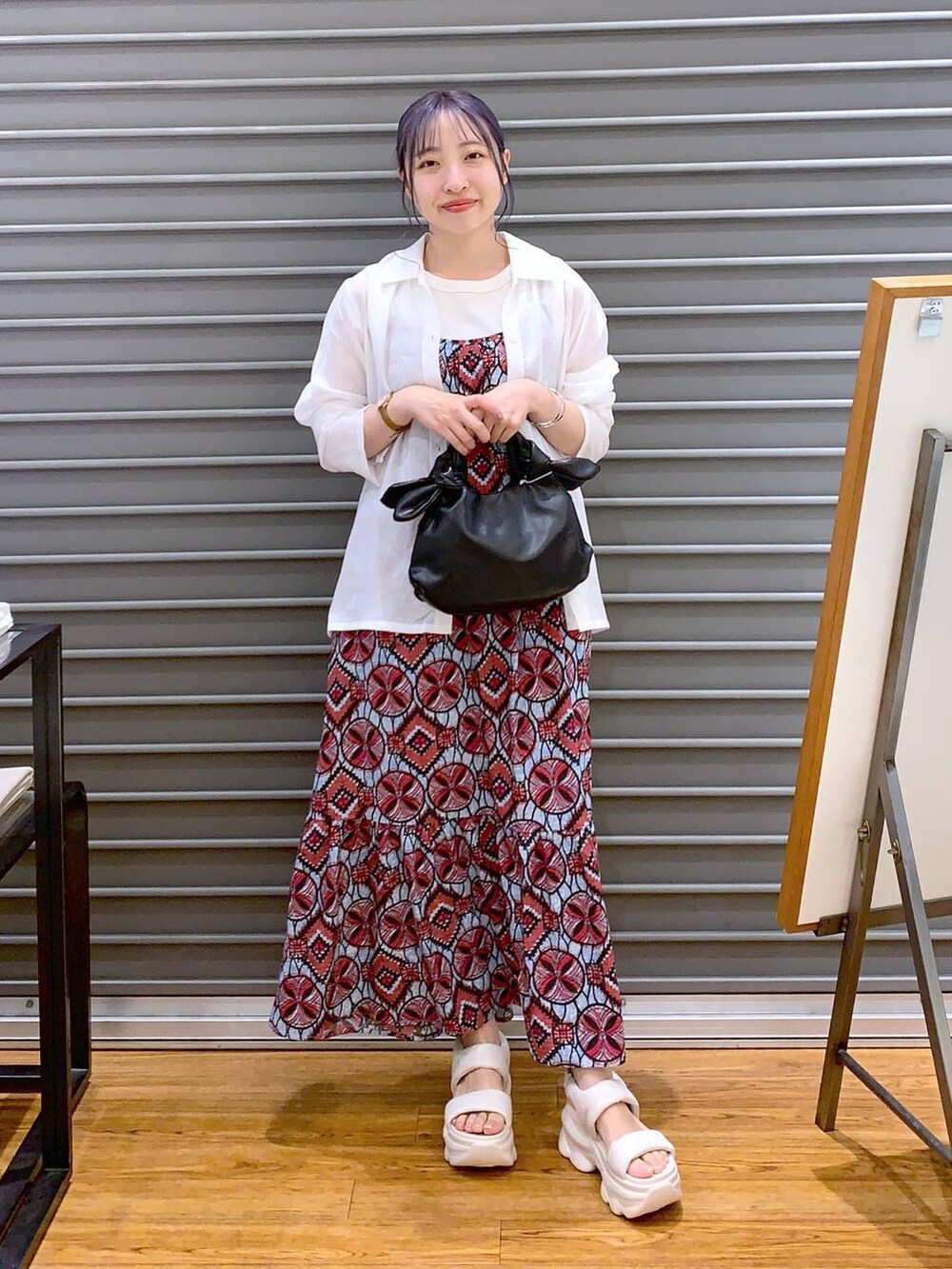 ホワイト系のサンダル、ピンク系のワンピース、ホワイト系のタンクトップを着用したレディースの夏コーディネートの4枚目の写真