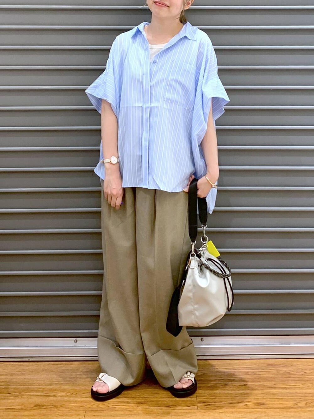 ホワイト系のTシャツ/カットソー、その他のシャツ/ブラウス、ホワイト系のサンダルを着用したレディースの夏コーディネートの6枚目の写真