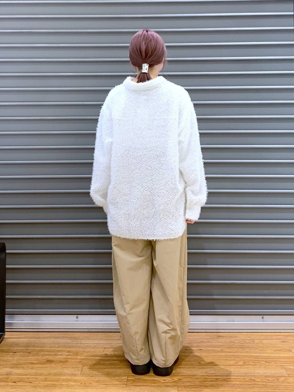 ブラック系のショルダーバッグ、グレー系のTシャツ/カットソー、ホワイト系のその他シューズを着用したレディースの春コーディネートの2枚目の写真