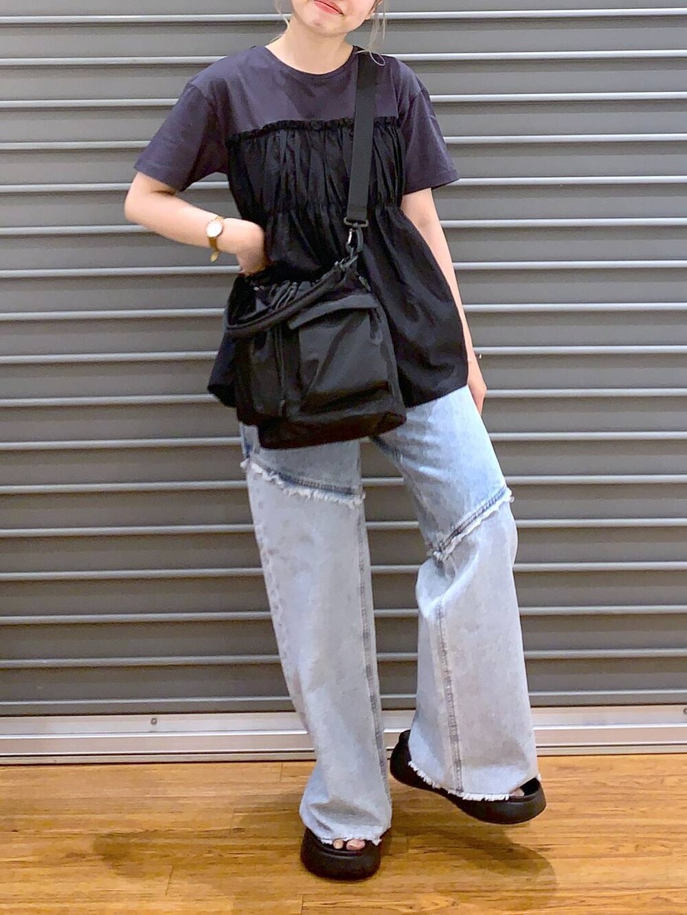 ブラック系のサンダル、ブラック系のショルダーバッグ、ブラック系のTシャツ/カットソーを着用したレディースの夏コーディネートの7枚目の写真