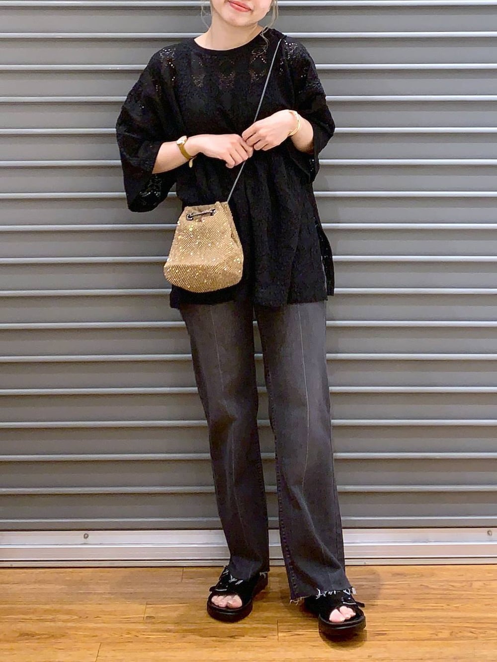 その他のショルダーバッグ、グレー系のデニムパンツ、ブラック系のサンダルを着用したレディースの夏コーディネートの3枚目の写真